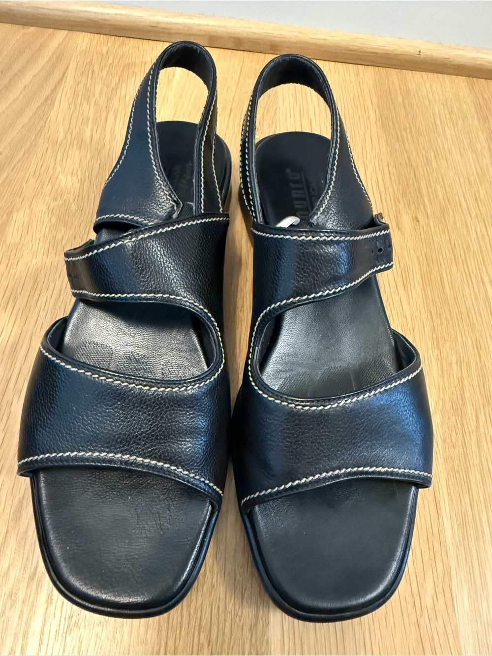 Munro Black Leather Slingback Sandals with Contrast Stitching